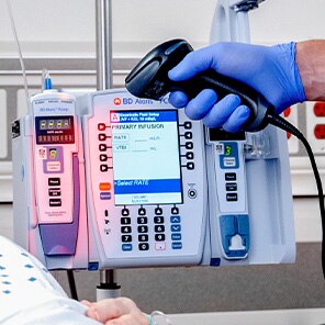 Interop-Workflow_Nurse-Scanning-Alaris-Pump_296x296