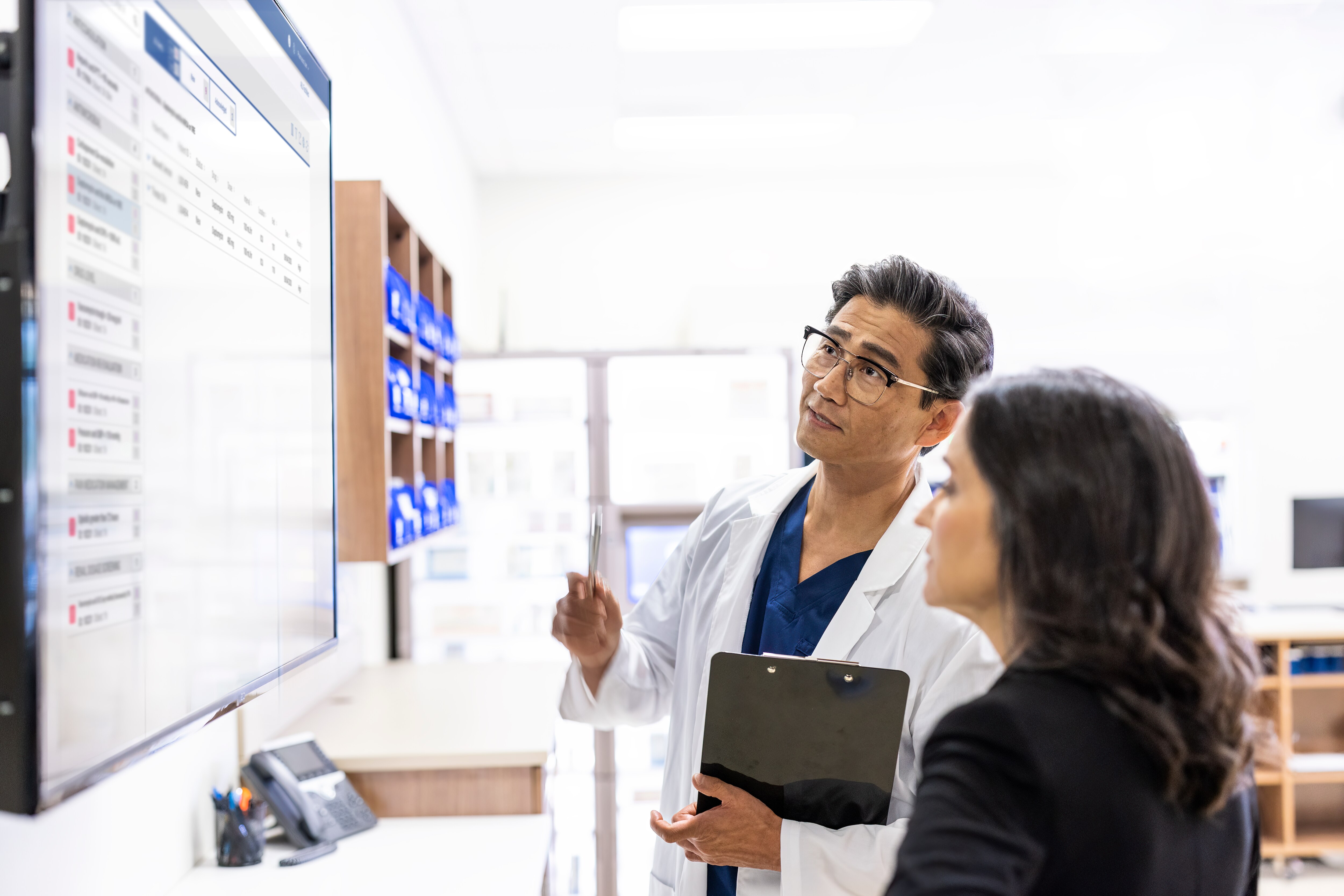 HospitalPharmacy_Pharmacist_Director_Viewing_HealthSight_Viewer_Clinial_Alerts.jpg